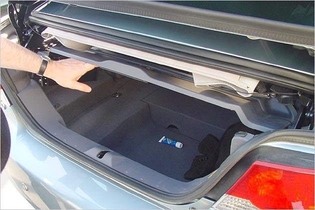 Das Hardtop klappt ein wenig hoch, und der Zugang ist frei