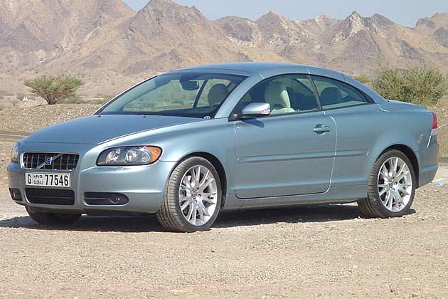 Bei geschlossenem Dach ist der C70 kaum von einer Limousine zu unterscheiden