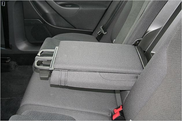 Die Mittelarmlehne mit ausfahrbarem Getränkehalter