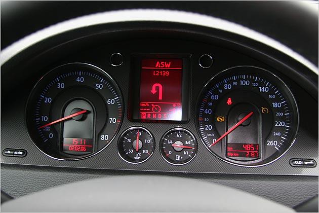 Vier Rundinstrumente, drei Digitalanzeigen: Das Cockpit im Passat