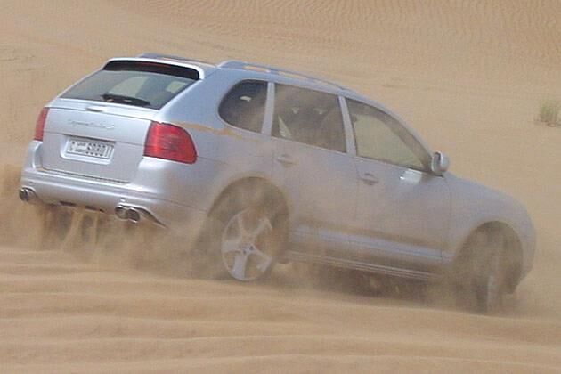 Die Sonne glüht, feiner Sand wirbelt auf: Dünenfahren in der arabischen Rub al-Chali