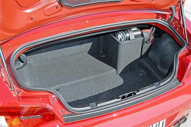 Wegen der Differenzialsperre fasst der Kofferraum mit 220 Liter etwas weniger als der Normal-Z4