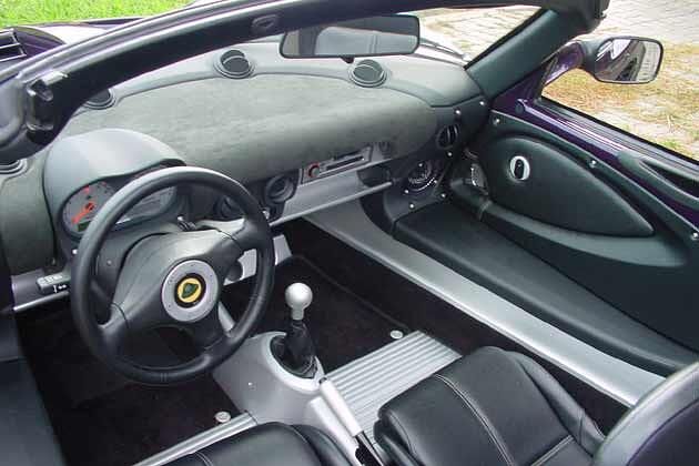 Puristisch: Der Innenraum in Aluminium und Leder