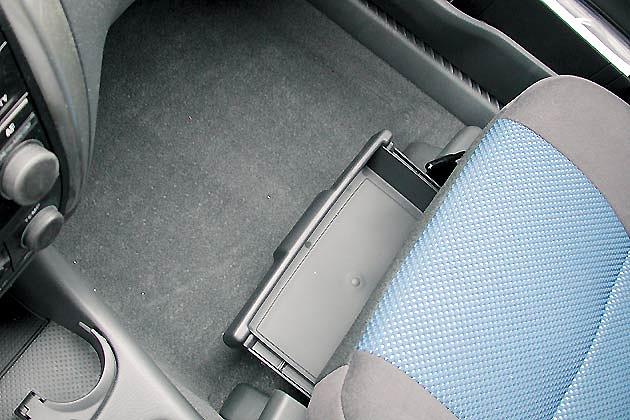 Der Active7 bietet diverse Staufächer. Eine Schublade befindet sich unterm Beifahrersitz
