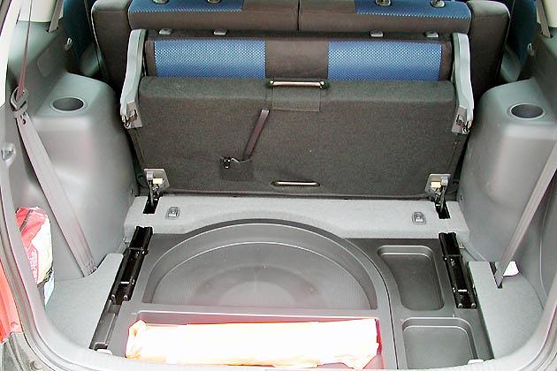 Wird die dritte Sitzreihe nach vorne geklappt, gelangt man an die Staufächer unterm Kofferraumboden