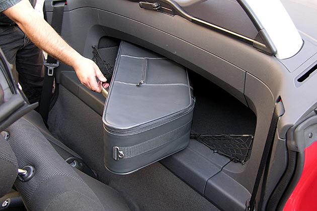 Für diese maßgeschneiderte Ledertasche verlangt Opel 164 Euro