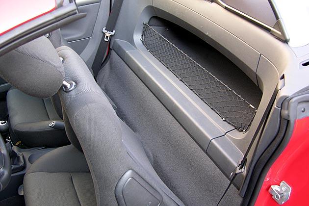 Hinter den Sitzen bietet der Tigra ein offenes 70-Liter-Staufach