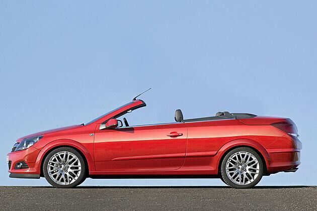 In geöffneten Zustand befindet sich das Metall-Klappdach im Kofferraum