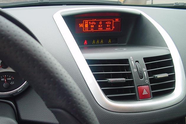 Das Zusatzdisplay in der Mitte des Armaturenbretts zeigt die Daten des Bordcomputers an