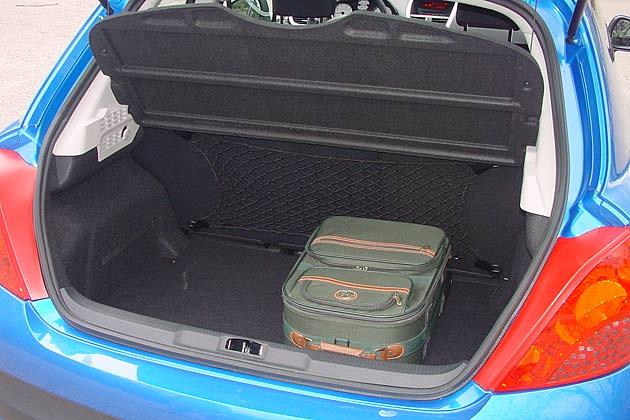 Der Kofferraum bietet in fünfsitziger Konfiguration 270 Liter Stauraum  25 Liter mehr als beim 206