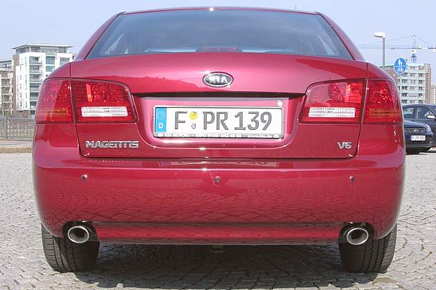 Links und rechts ein Endrohr: Der V6 drückt Kraft aus