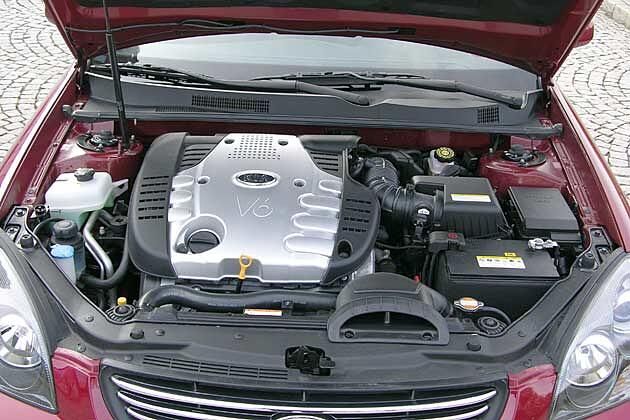 Unter der vorderen Haube verrichtet ein V6 mit 188 PS seinen Dienst