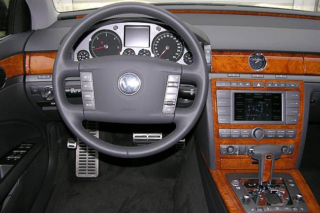 Der Fahrer blickt auf ein Armaturenbrett mit sechs Rundinstrumenten