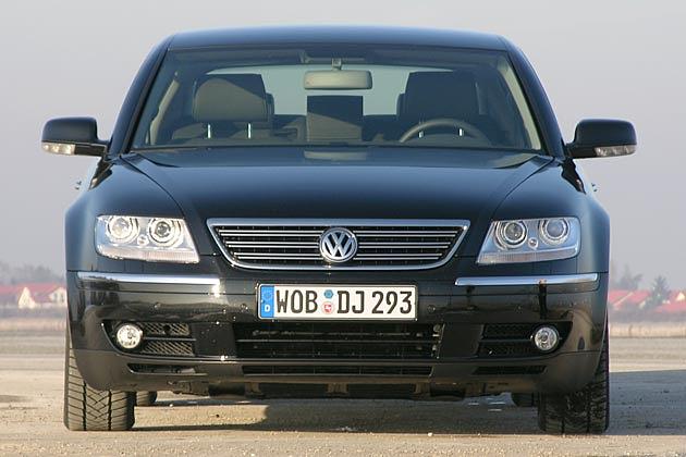Glatte Front mit Xenon-Scheinwerfern