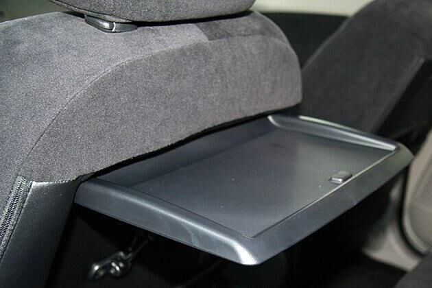 In den Lehnen der Vordersitze befinden sich wegklappbare Tabletts
