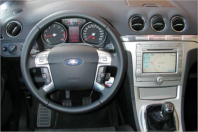 Klasssiche Rundinstrumente mit Display dazwischen