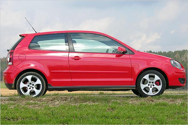 Die schwarzen Seitenschweller gehören zu den Besonderheiten des Polo GTI