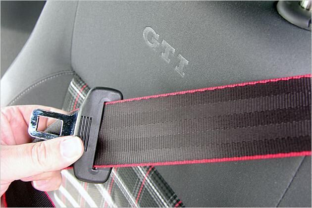 Die Gurte versieht VW mit roten Rändern, die Sitze mit einem GTI-Schriftzug