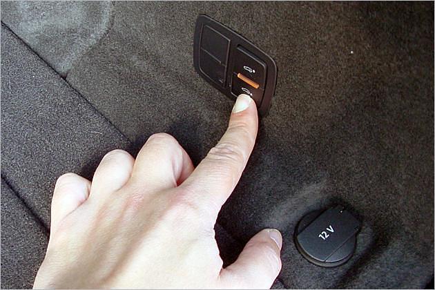 Optional lässt sich das Heck per Knopfdruck elektrisch absenken