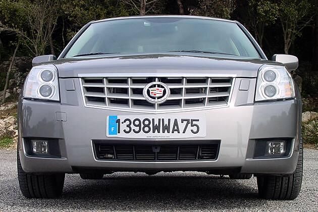 Nase mit großem V-förmigem Grill und grober Rasterung