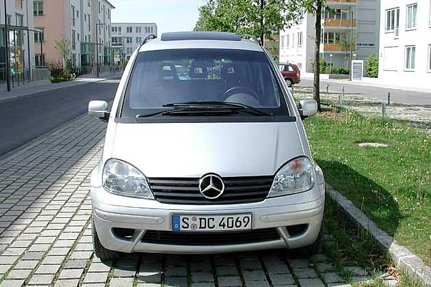Auch die Scheinwerferform ist Mercedes-typisch