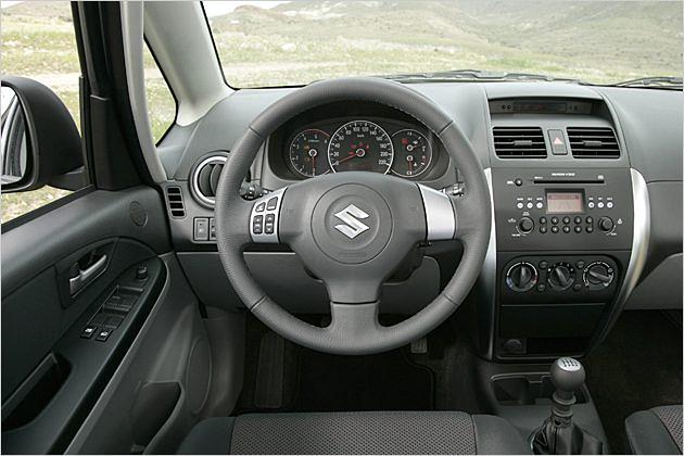 Schickes Cockpit: Viel Schwarz und silberne Akzente