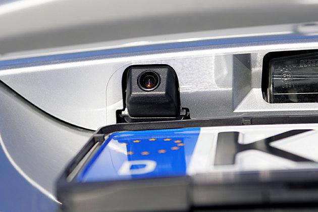 Über dem hinteren Kennzeichen sitzt die Weitwinkelkamera für den Rückfahrassistenten
