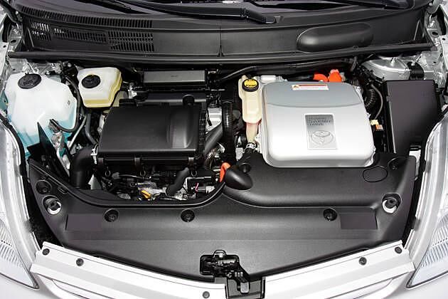 Geblieben ist das Kernstück des Prius: links der Benziner, rechts der Elektroantrieb