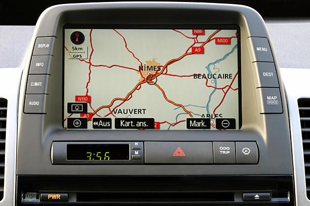 Der Parkassistent ist Bestandteil des Navigationssystems, das für den Prius Sol 2.950 Euro kostet