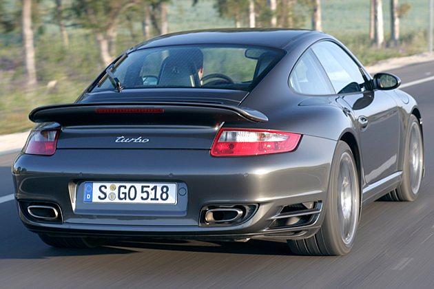 Zwei ovale Auspuffendrohre und ein großer Heckspoiler zieren den Turbo-Hintern