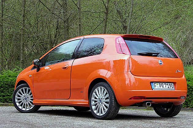 Ein Dachspoiler gehört zu den Kennzeichen der Version Sport