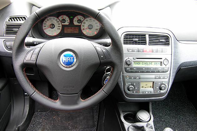 Cockpit: Lederlenkrad im Sportlook und rotweiße Rundinstrumente