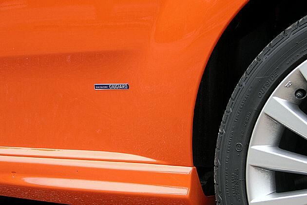 Giugiaro-Schriftzug vor den hinteren Rädern: Der Karosseriedesigner hat signiert