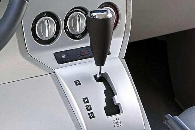 Das stufenlose CVT-Automatikgetriebe hat sechs manuell anwählbare Gangstufen