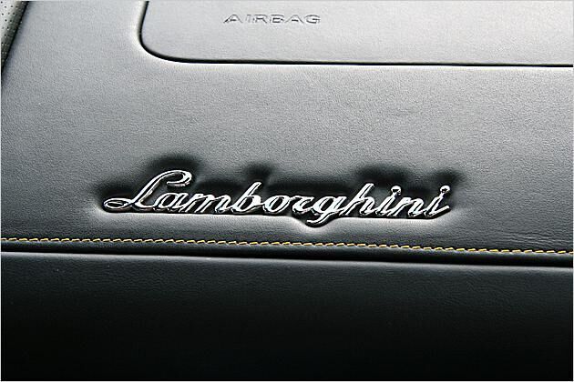 Schriftzug am Handschuhfach