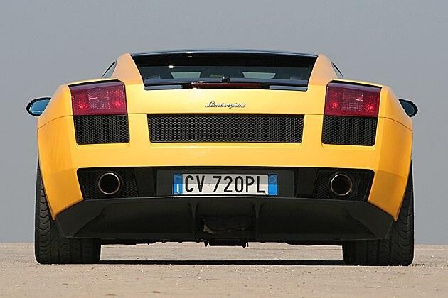 Die Endrohre entsorgen das Abgas aus dem V10-Motor