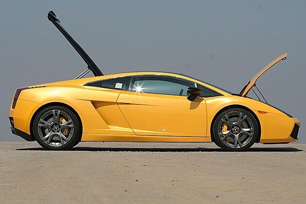 Klappe aufreißen: Der Lamborghini hat auch ein gutes Recht dazu
