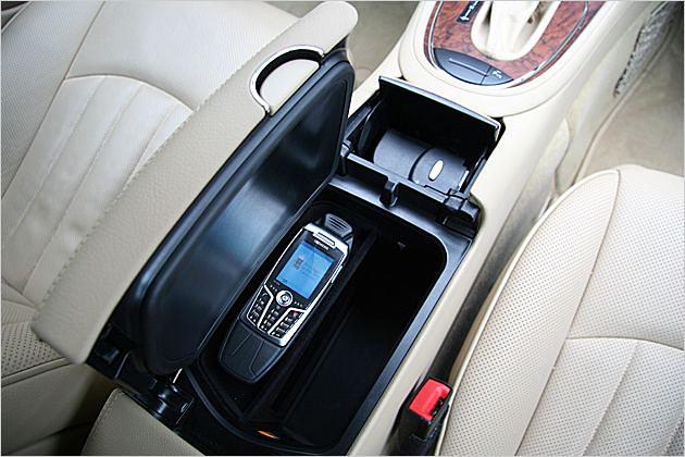 Handy-Port in der vorderen Mittelarmlehne