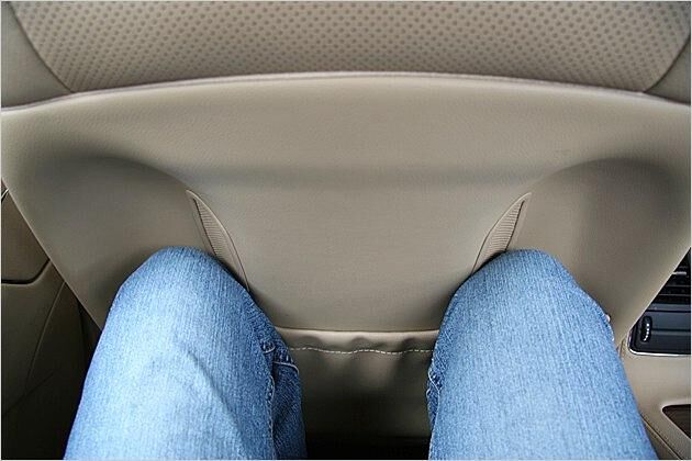 Aussparungen in den Vordersitzen bringen zusätzliche Beinfreiheit hinten