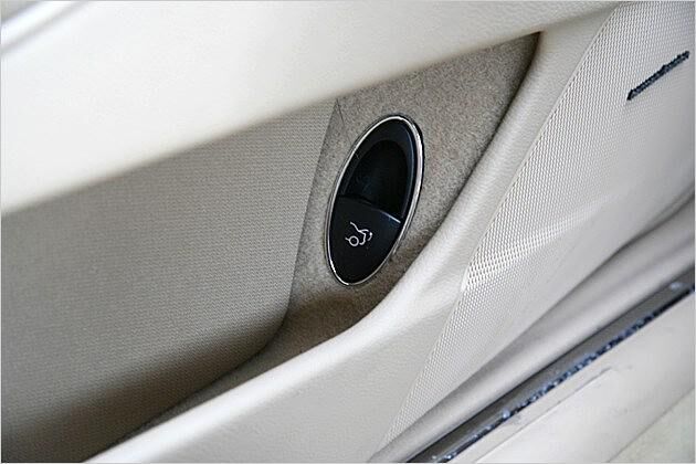 Kofferraum-Öffnungsknopf in der Fahrertür