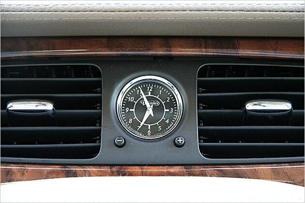 Blickfang der Mittelkonsole: Die Daimler-Uhr