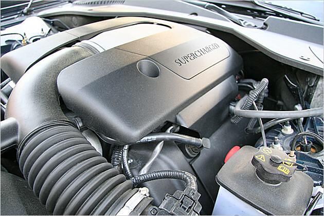 Supercharged: Der Kompressor macht dem großen Aggregat zusätzlich Druck