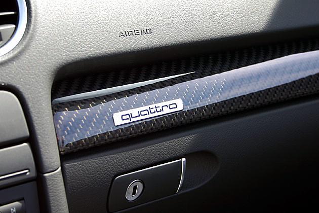 Für den Innenraum steht unter anderem das Carbon-Optikpaket zur Verfügung