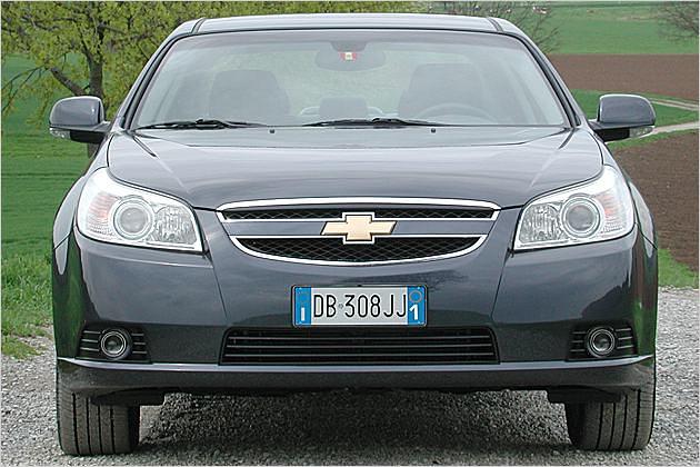 Dreigeteilte Frontschürze mit kleinen Nebellampen