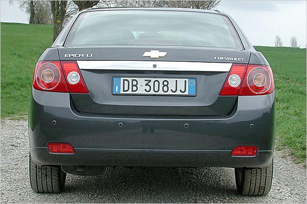 An der Heckpartie glänzt ein breiter Zierstreifen