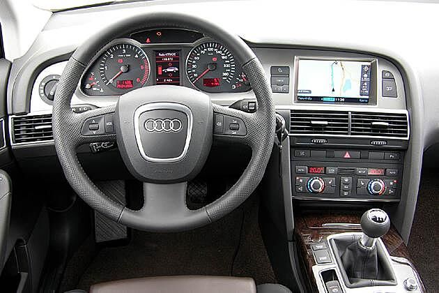 Das Cockpit sieht genauso aus wie im A6  das Holz in der Mittelkonsole kostet Aufpreis