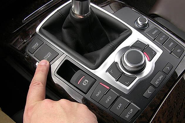 Der Motor wird über einen Knopf in der Mittelkonsole gestartet