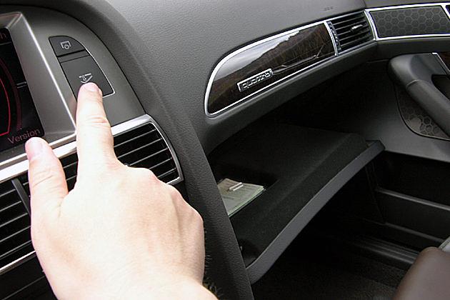 Schnickschnack: Das Handschuhfach öffnet sich elektrisch per Knopfdruck