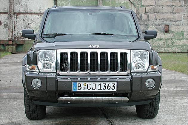 Der Sieben-Schlitze-Grill ist ein typisches Jeep-Merkmal