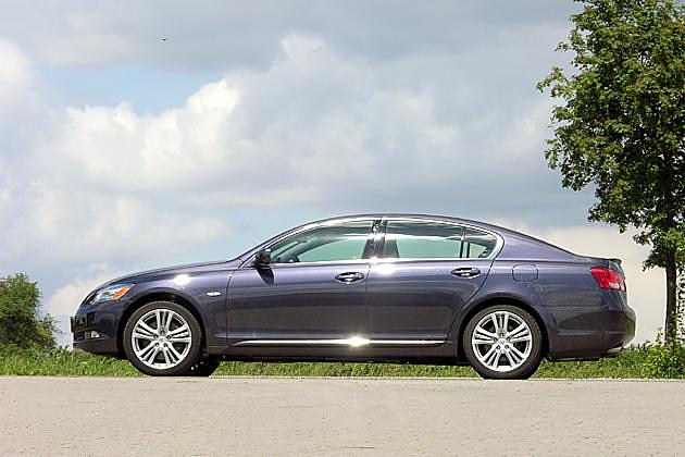 Mit 4,83 Metern ist der Lexus etwa so lang wie die Mercedes E-Klasse